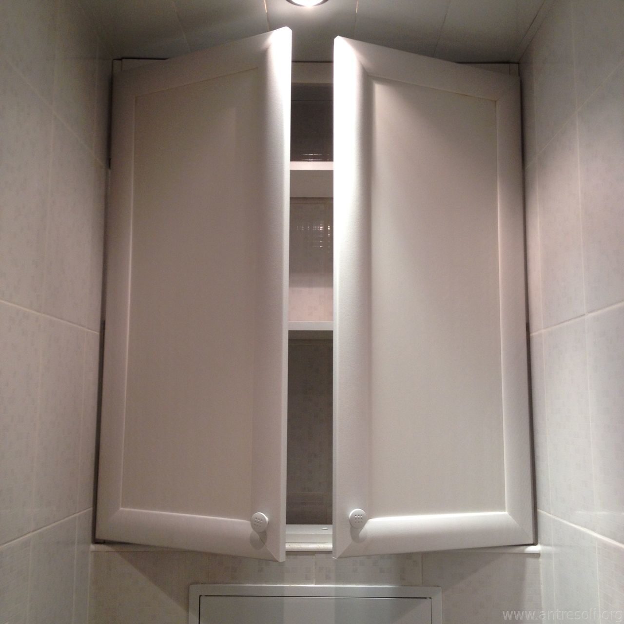 металлическая дверца для сантехнического шкафа в туалете