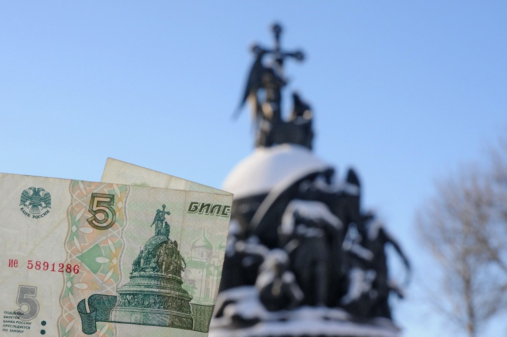 Банкнота 5 рублей на фоне памятника тысячелетию России в Великом Новгороде