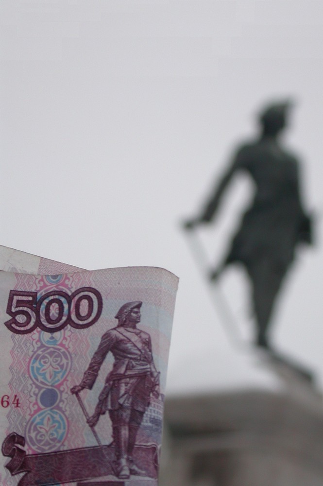 Деньга 500 рублей на фоне памятника Петру I в Архангельске