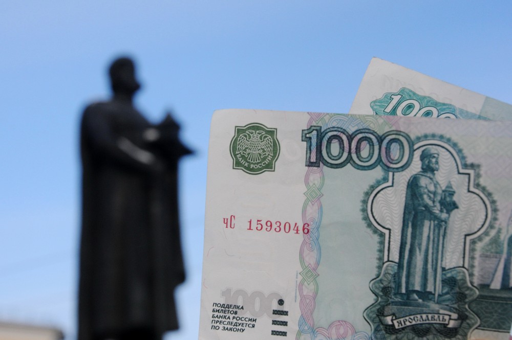 Купюра 1000 рублей на фоне памятника Ярославу Мудрому в Ярославле