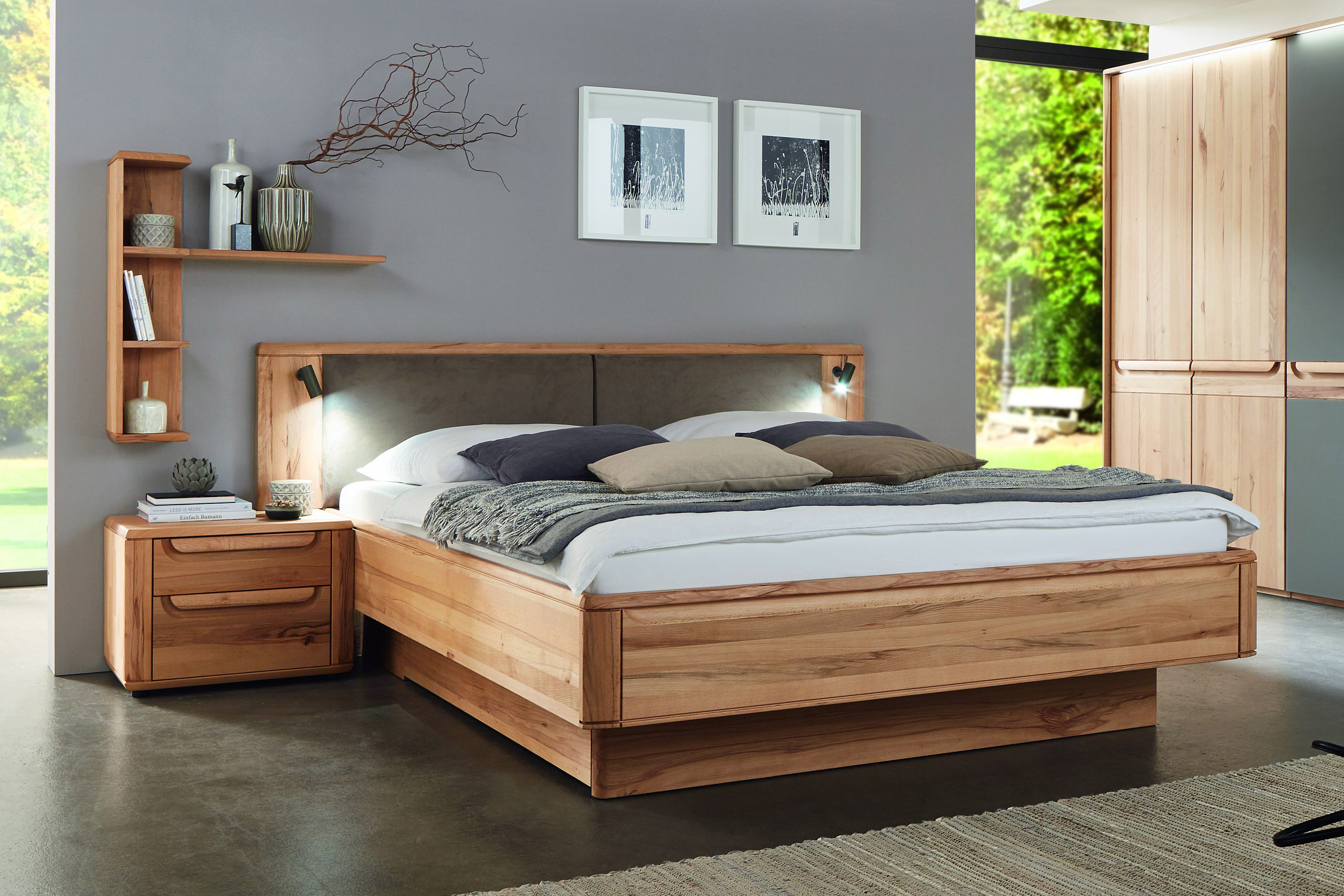 двуспальные кровати из дерева с мягким изголовьем