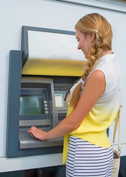 Красивая женщина, снятие денег в банкомате — стоковое фото