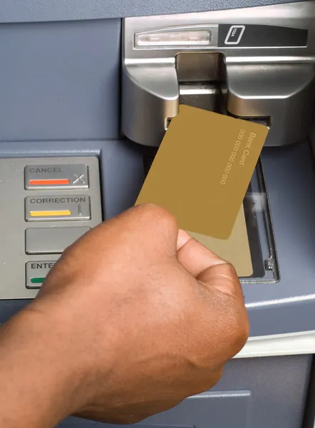 Южной Африки или афро-американец, рисование наличных денег в банкомате — стоковое фото