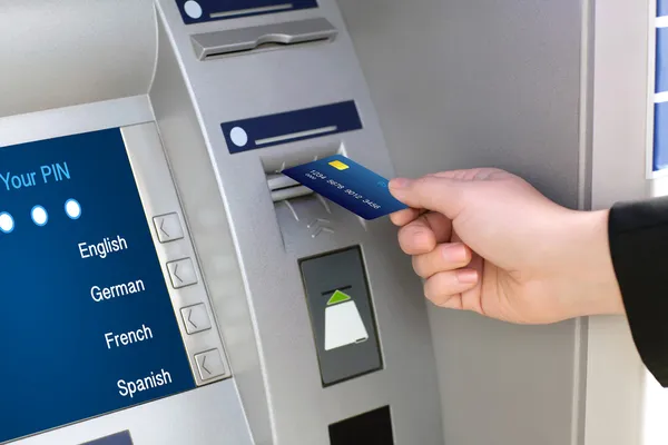 Мужчины руки бизнесмен ставит кредитной карты в банкомате — стоковое фото