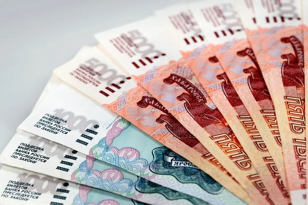 Расслоение российских банкнот — стоковое фото
