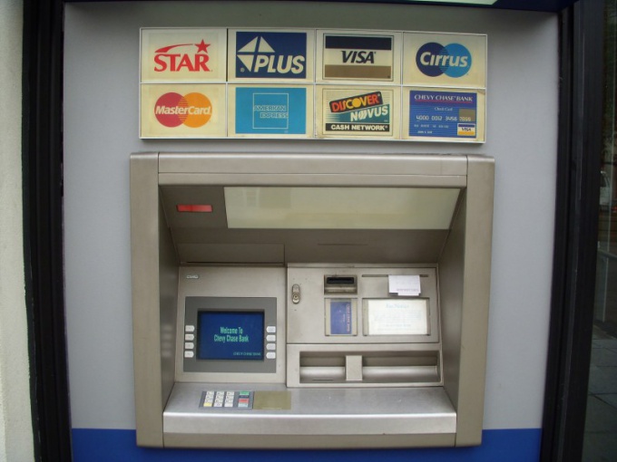 Как положить деньги наличными на телефон через банкомат
