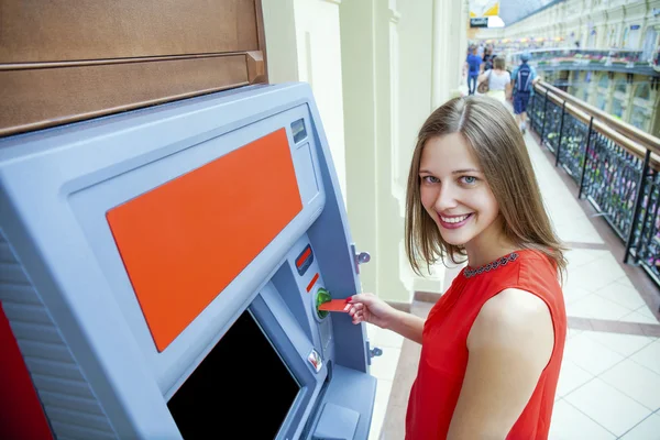 Молодая женщина, снятие денег с кредитной карты в банкомате — стоковое фото