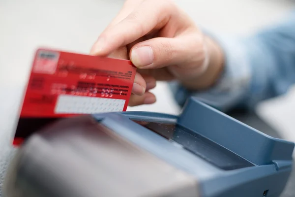 Рука, считывания кредитной карты в магазине — стоковое фото