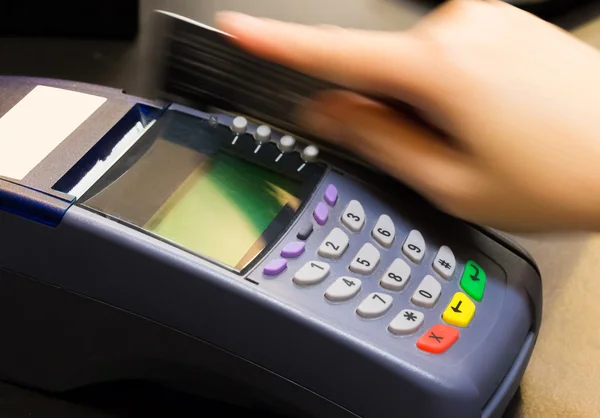 Рука, считывания кредитной карты в магазине — стоковое фото