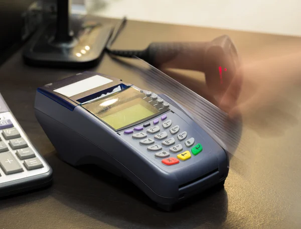 Движение руки, считывания кредитной карты в магазине — стоковое фото