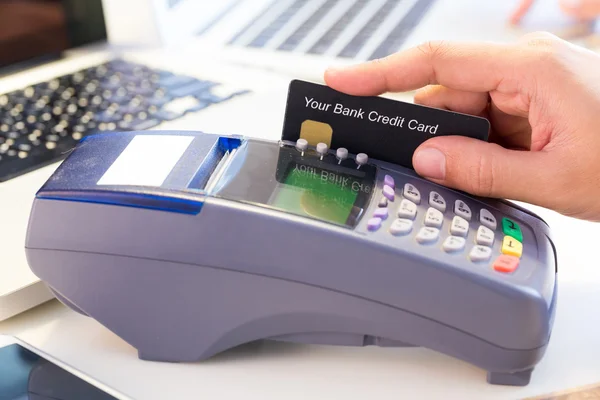 Рука считывания кредитной карты в магазине: Выборочный фокус — стоковое фото