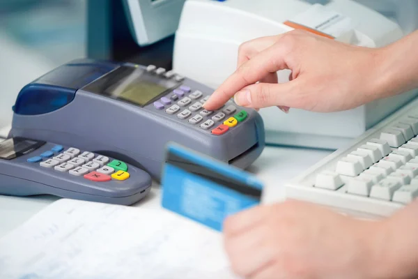 Проверка кредитной карты — стоковое фото