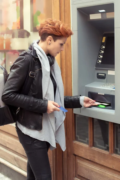Бизнес Женщина берет деньги из банкомата — стоковое фото
