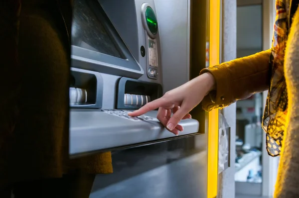 Ручной ввод ПИН-кода в банкомате — стоковое фото