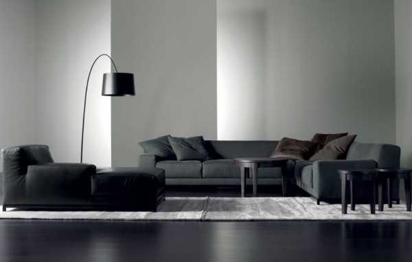 Черный диван в светлом интерьере