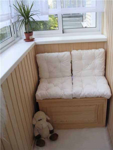 Fotografirajte kauč na loži - uska opcija za lođu, model s ormarom ili škrinjom, kućni kauč-stalak, kako napraviti ugrađena sjedala