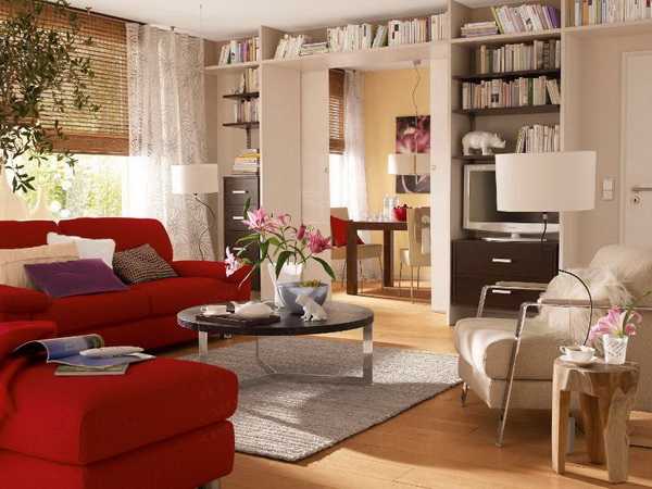 Дизайн светлой гостиной в квартире с угловым диваном