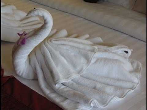 Фигурки из полотенец лебеди. Лебедь из полотенца. Полотенце "лебеди". Полотенце "лебеди". Лебеди из полотенец видео.