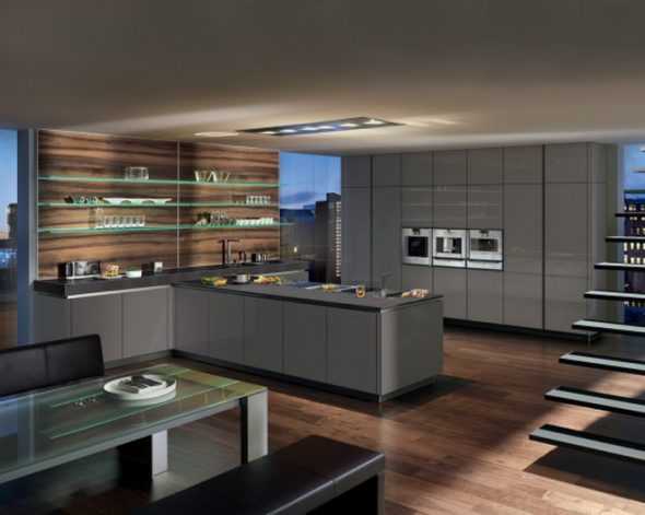 Модульная кухня с высокими шкафами