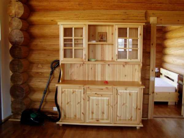 Кухонный навесной шкаф из дерева