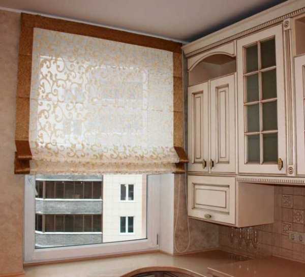Оформление окна на кухне римскими шторами