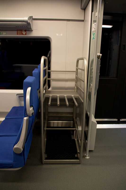 Купить места для инвалидов в поезде. Откидные места в Ласточке. Откидное место. Ласточка места для инвалидов. Поезд Ласточка места для инвалидов.