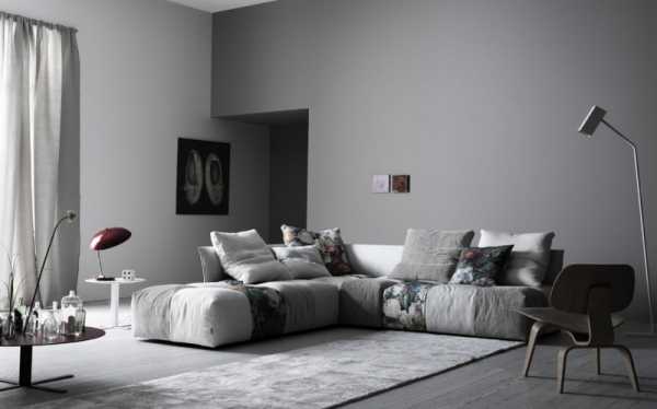 Серые обои и серый диван