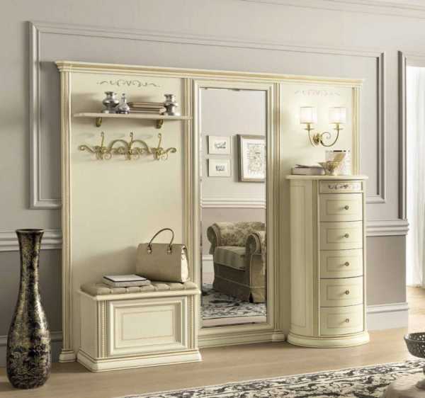 Шкафы для одежды для гостиной в классическом стиле