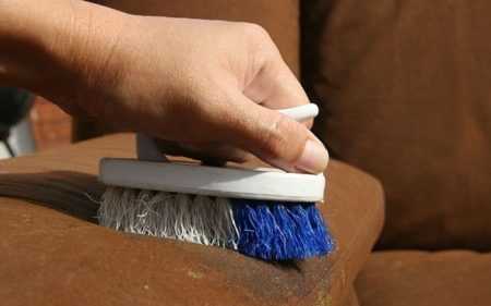 Самодельное средство для чистки мягкой мебели в домашних условиях