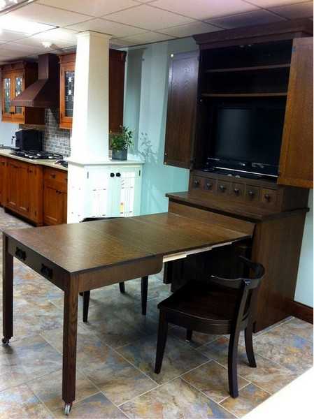 Кухонный стол со столешницей из массива дерева