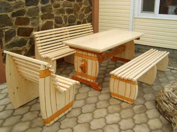 Деревянные столы и стулья для беседки